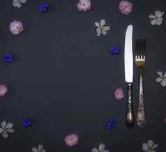 铁古董餐具叉刀黑色的背景