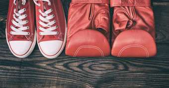 一对红色的运动<strong>鞋</strong>红色的皮革拳击手套
