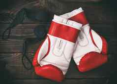 一对皮革红色的拳击手套