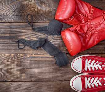 一对红色的纺织运动鞋红色的皮革拳击手套