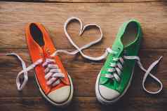 橙色绿色运动鞋绳子使心风格换句话说