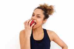 美丽的非洲美国女孩吃苹果白色背景