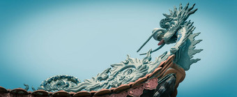 全景向上视图典型的<strong>飞檐</strong>屋顶龙头雕塑红色的瓷砖屋顶越南