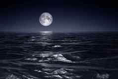 宽海洋波地平线月亮晚上背景
