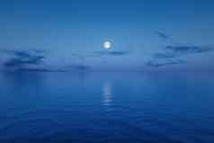 海洋晚上完整的月亮天空