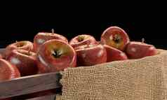 红色的苹果木盒子黑森织物木表面