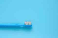 牙刷清洁牙齿蓝色的背景