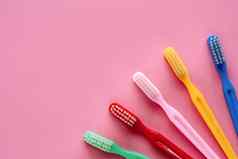 牙刷清洁牙齿粉红色的背景