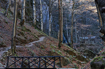 秋天<strong>走迷宫</strong>泰特文巴尔干半岛高山峰河桥瀑布正在尝试planina