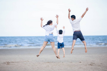 活跃的父母人户外活动夏天假期假期孩子们快乐家庭儿子走有趣的日落海沙子海滩