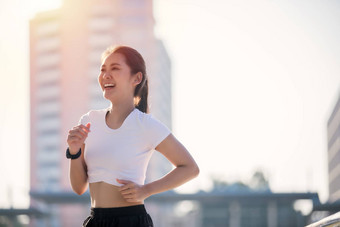 微笑亚洲年轻的健身体育运动女人运行运动型人培训城市区域健康的生活方式体育运动概念