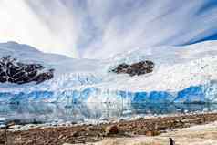 巨大的南极冰川反映了南极水域尼哥