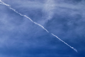 飞机冷凝<strong>航迹</strong>云的蓝色的天空中间画