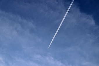 飞机冷凝<strong>航迹</strong>云的蓝色的天空中间画