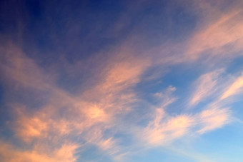 飞机冷凝航迹云的蓝色的天空中间画