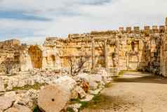 古老的毁了墙大法院木星寺庙贝卡秋天