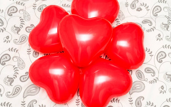 作文红色的心形状的气球毯子