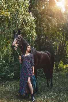 美丽的拉丁女人衣服可爱的马走森林爱动物概念爱马