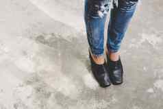 女人腿牛仔布裤子黑色的时尚的高高跟鞋鞋子outdoo