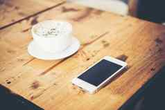 杯咖啡智能手机木表格咖啡馆咖啡