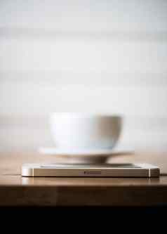 杯咖啡智能手机木表格咖啡馆咖啡