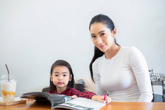 亚洲妈妈。教学女儿读书