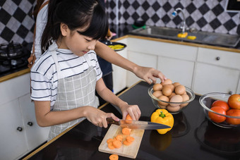 亚洲家庭烹饪父母教学耐火粘土