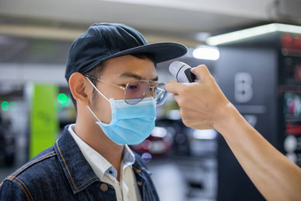 亚洲人测量温度流感检查
