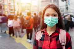 亚洲年轻的女人走城市穿保护面具脸空气污染微粒保护流感病毒流感冠状病毒