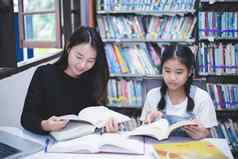 亚洲女孩学生阅读书笔记本