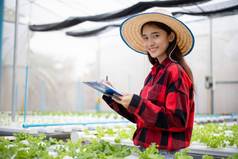 亚洲女人农民平板电脑笔记本检查