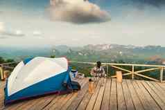 景观风景山视图野营帐篷木阳台在户外休闲活动放松美丽的风景优美的自然营网站的观点冒险假期生活方式