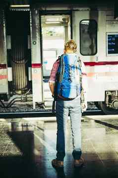 年轻的赶时髦的人旅游背包火车站霍利达
