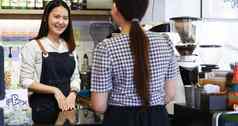 咖啡师服务客户女人支付咖啡周三