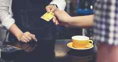 咖啡师服务客户女人支付咖啡周三
