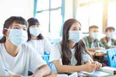 学生穿保护面具防止细菌病毒