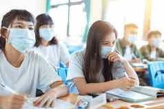 学生穿保护面具防止细菌病毒