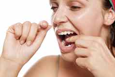 女人清洗牙齿牙科牙线