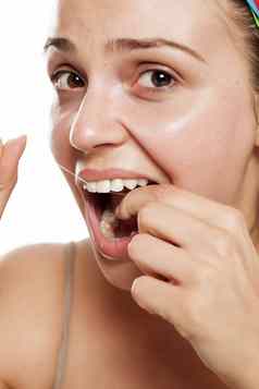 女人清洗牙齿牙科牙线