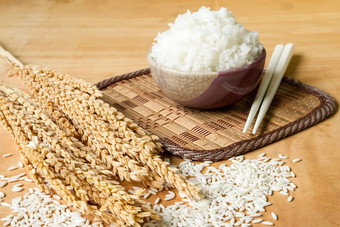 煮熟的大米碗生大米粮食干大米植物木表格背景
