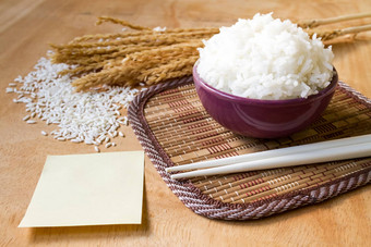 煮熟的大米碗生大米粮食干大米植物空纸木表格背景