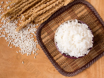煮熟的大米碗生大米粮食干大米植物木表格背景