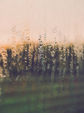 <strong>雨滴玻璃窗</strong>口