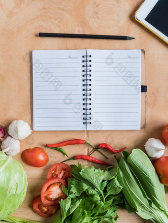 前视图新鲜的蔬菜空白笔记本木表格背景