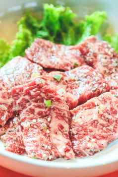 生牛肉片烧烤日本食物烤肉