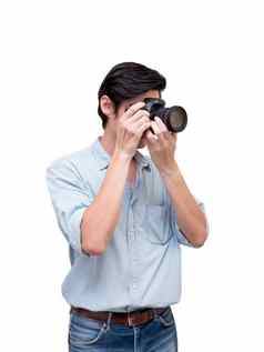 年轻的亚洲男人。相机孤立的白色背景摄影师概念