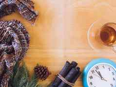 前视图茶杯时钟围巾圣诞节装饰木表格免费的空间文本