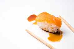 寿司日本食物大米大马哈鱼筷子酱汁白色背景