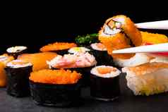 寿司集黑色的背景日本食物