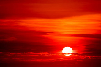 日落色彩斑斓的火焰云轮廓树红色的天空